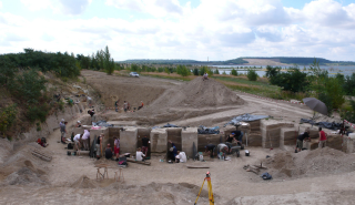 The Neumark-Nord 2/2B site was excavated through year-round campaigns by a core team from 2004 to 2009,