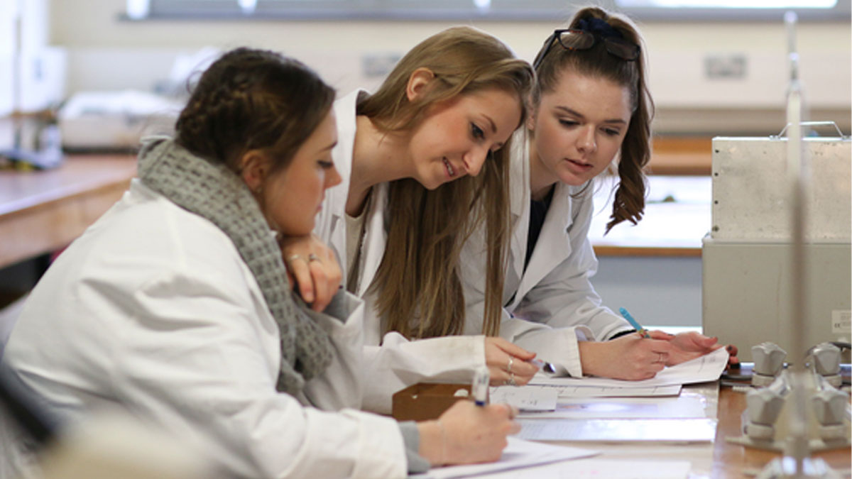 Students in the lab, University of Reading